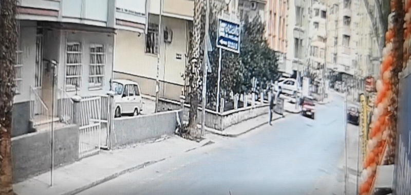 Kaldırımda yürüyen kadınlara çarpıp havaya savurdu